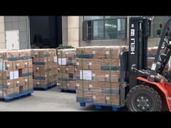 Los trabajadores están cargando los vehículos